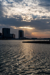 Obraz premium Sunset Over a City Waterfront Skyline