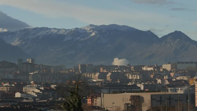 Close panoramic view of Oviedo rooftops and snowy mountains.

Beautiful city panorama highlighting the contrast between historic urban architecture and the dramatic mountain landscape of Asturias.