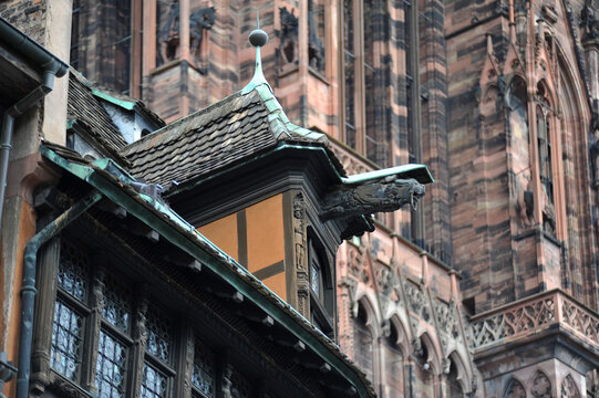 historisches Kammerzell-Haus und Liebfrauenkirche in Stra&szlig;burg