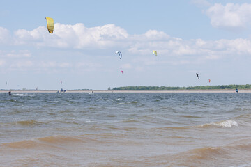 akrobacje na desce do kitesurfingu na zalewie Mietkowskim DOLNYŚLĄSK © Arek mały