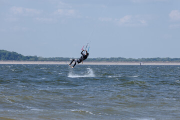 akrobacje na desce do kitesurfingu na zalewie Mietkowskim DOLNYŚLĄSK © Arek mały