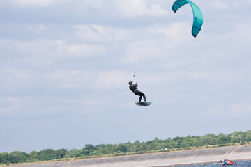 akrobacje na desce do kitesurfingu na zalewie Mietkowskim DOLNYŚLĄSK © Arek mały