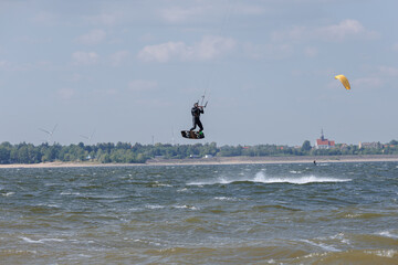 akrobacje na desce do kitesurfingu na zalewie Mietkowskim DOLNYŚLĄSK © Arek mały