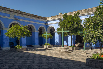 Obraz premium Vistas del Monasterio de Santa Catalina de Siena, o Convento de Santa Catalina, complejo turístico religioso ubicado en el centro histórico de la Ciudad Blanca de Arequipa, 
