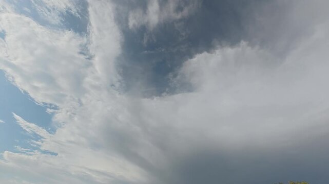 V&iacute;deo time-lapse de espectaculares nubes que se expanden por el cielo, cubriendo gradualmente zonas azules con un movimiento din&aacute;mico. Im&aacute;genes atmosf&eacute;ricas que muestran formaciones nubosas