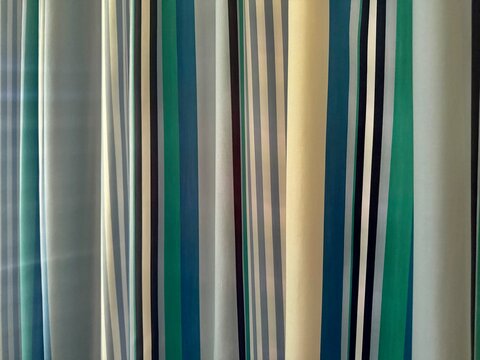 Rideau textile &agrave; rayures verticales bleues vertes et beiges