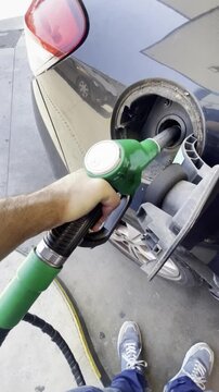 Echar gasolina llenar dep&oacute;sito repostar combustible coche manguera surtidor estaci&oacute;n de servicio