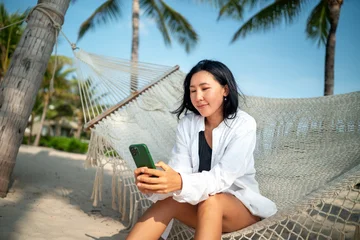 Representing reliable travel assistance, connectivity at a peaceful beach resort on summer vacation © NDABCREATIVITY