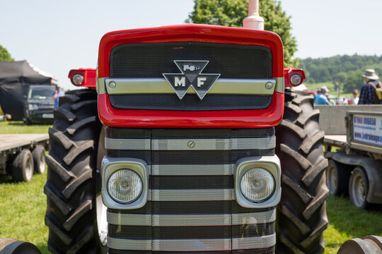 Photo of a restored Massey Ferguson 165 from 1966