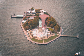 Aerial view of the statue of liberty © 翔太 島田