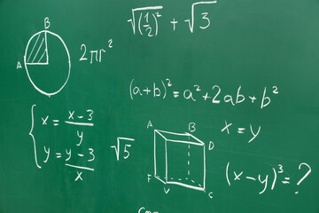 Obraz premium Drawn geometric figures and math formulas on green chalkboard