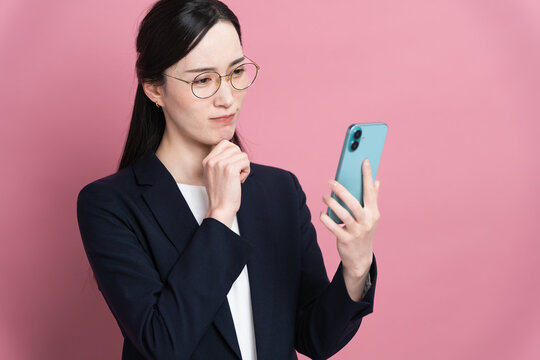 スマートフォンを操作るビジネスウーマン　ビジネスイメージ