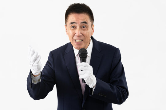 マイクを持ちながら選挙演説をするシニア男性