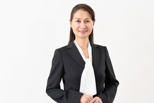スーツ姿のシニア女性　ビジネスイメージ