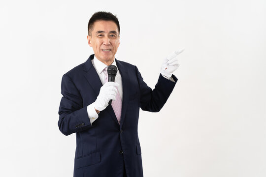 マイクを持ちながら選挙演説をするシニア男性