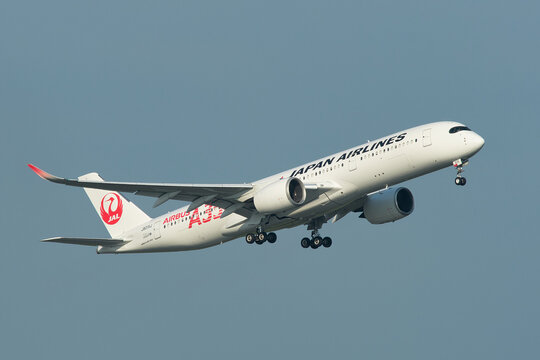 羽田空港を離陸する日本航空 エアバスA350-900（JA01XJ）
