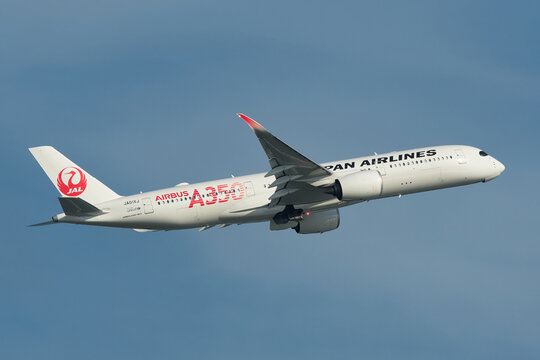 羽田空港を離陸する日本航空 エアバスA350-900（JA01XJ）旅客機
