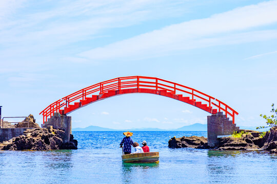 初夏の経島とたらい舟　佐渡島　新潟県佐渡市