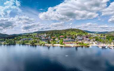 Naklejka premium A view of the lakeside promenade in Neustadt am Titisee