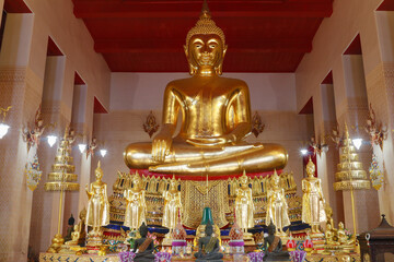 Obraz premium Buddha statues inside Wat Mahathatu Yuwaraj Rangsarit, Bangkok, Thailand