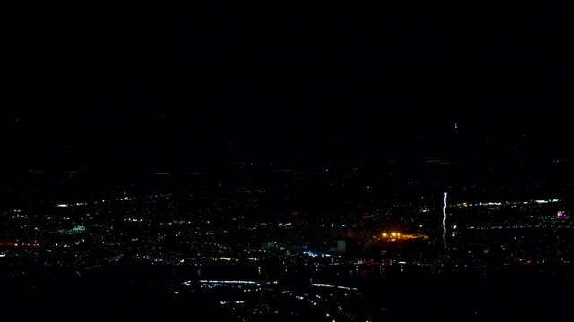 華やかなゴールドグラデーション：夜の街を彩る大玉花火のインサート素材
(八代市)さかもと八竜天文台
Dazzling Gold Gradation: Stock footage of large fireworks illuminating the night cityscape
(Yatsushiro City) Sakamoto Haryu Observatory