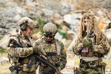 Obraz premium Military personnel discuss equipment and mission details during a tactical field briefing