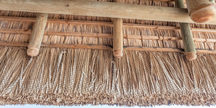 Bordure de toiture en paill