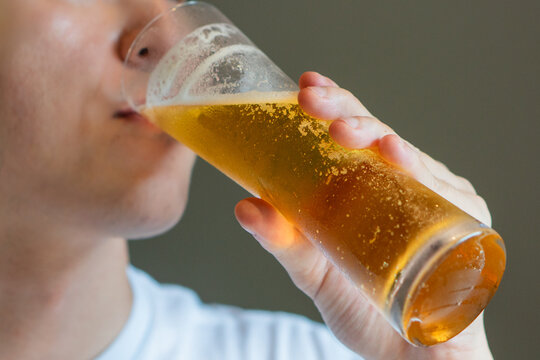 飲みかけのグラスビール