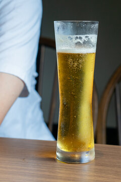 飲みかけのグラスビール