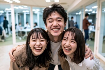 Obraz premium オフィスで弾ける最高の笑顔の若者たち喜び合う3人の仲間