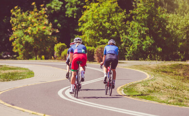Obraz premium Cyclists ride on the bike path in the city Park 