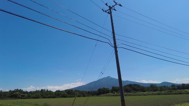 【4K】西津軽の平野を走り岩木山へ向かう車窓展望：初夏の青空と美しい水田。青森の雄大な大自然を駆け抜けるドライブ自然映像素材　[4K] Driving Towards Majestic Mount Iwaki in West Tsugaru: Summer Plain and Blue Sky View from Car, Aomori Japan 撮影日：20260624-1