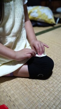 折り紙をする子供