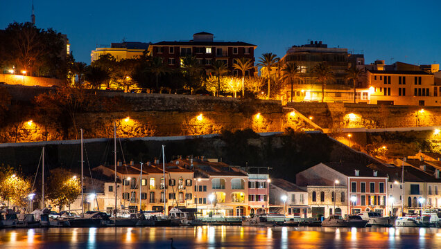 Fotografia nocturna del puerto de Mah&oacute;n Menorca a&ntilde;o 2014.