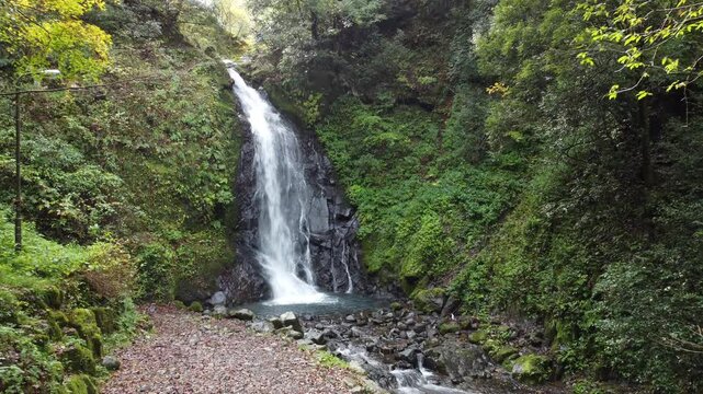 ドローンで撮る日本の風景　剣豪  佐々木小次郎が燕返しを編み出した福井県の一乗滝をゆっくりアップした空撮映像