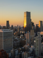 Fototapeta premium Modern Tokyo cityscape at dusk during the magic hour, featuring the illuminated Azabudai Hills skyscraper and surrounding city lights.