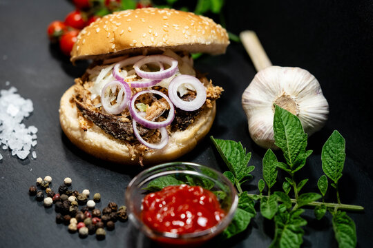 Pulled Pork Burger mit pikanter Sosse