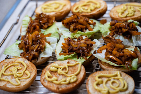 Pulled Pork Burger mit pikanter Sosse