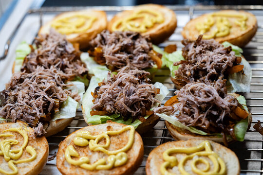 Pulled Pork Burger mit pikanter Sosse
