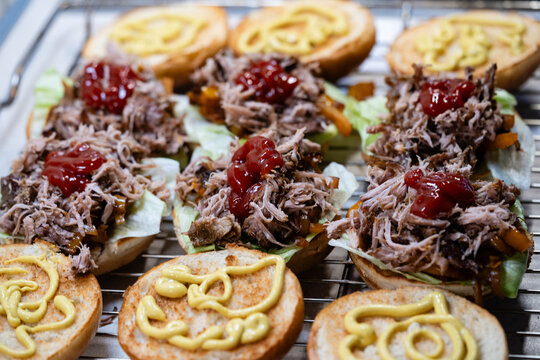 Pulled Pork Burger mit pikanter Sosse