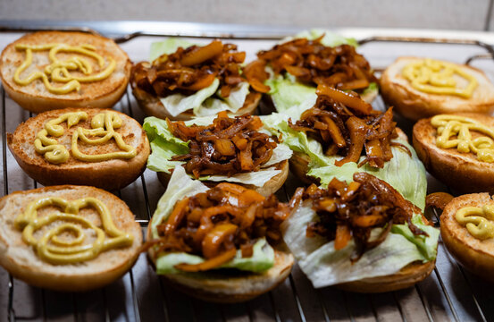 Pulled Pork Burger mit pikanter Sosse