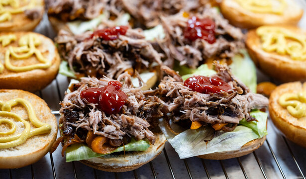 Pulled Pork Burger mit pikanter Sosse