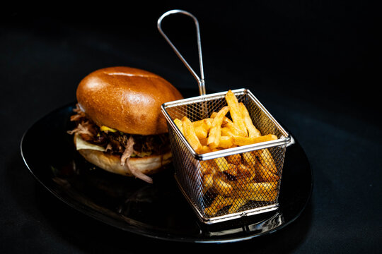 Pulled Pork Burger mit pikanter Sosse