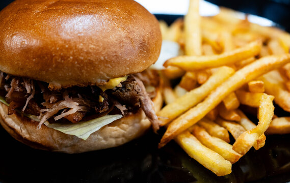 Pulled Pork Burger mit pikanter Sosse