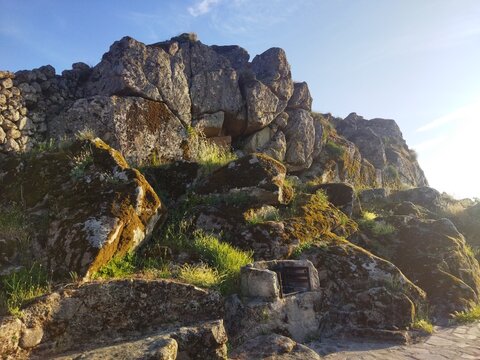 Formaci&oacute;n rocosa de granito con musgo al atardecer en el cerro de Trevejo, Sierra de Gata, C&aacute;ceres, Espa&ntilde;a.