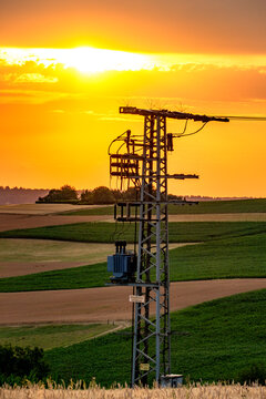 Endmast mit Transformator im Feld