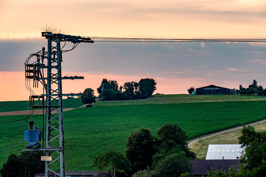 Endmast mit Transformator im Feld