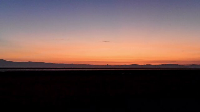 マジックアワーの美しいグラデーションに染まる有明海・東よか干潟の夕景
(佐賀市)東与賀海岸・干潟よか公園
An evening view of the Ariake Sea and Higashi-Yoka Tidal Flat, bathed in the beautiful gradients of the magic hour