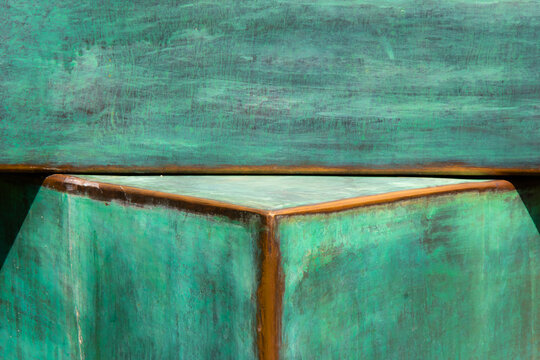 Sfondo astratto in verde con delle linee geometriche dorate