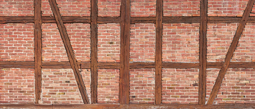 Altes Fachwerk Panorama - braune Balken ausgemauert mit roten Backsteinen